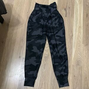Women’s Old Navy Elevate Leggings size XS Camo design- excellent condition!